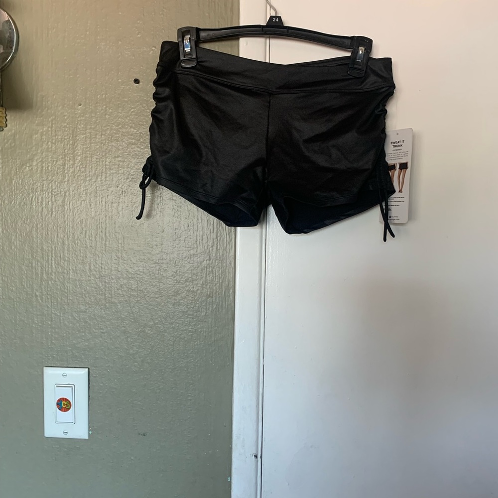 nwt M alo yoga sweat it trunk booty short wet/leather look